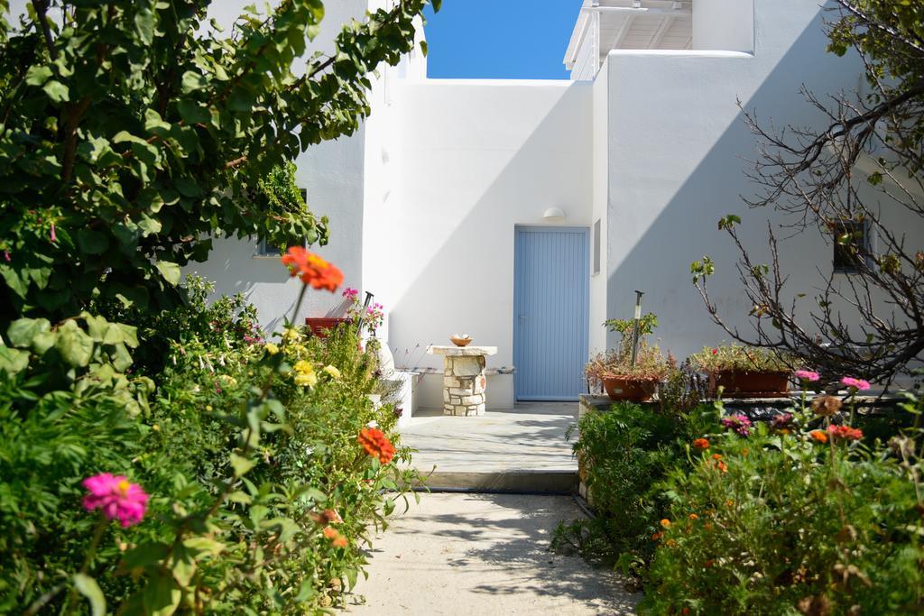 Flora & Agelos Chrisi Akti (Paros)